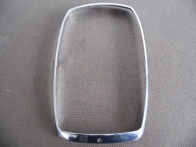 ENJOLIVEUR PHARE MERCEDES W114 / W115 ENJOLIVEUR PHARE MERCEDES W114 / W115