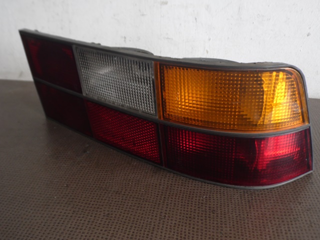FEU ARRIERE DROIT 477945216 PORSCHE 944 FEU ARRIERE DROIT 477945216 PORSCHE 944